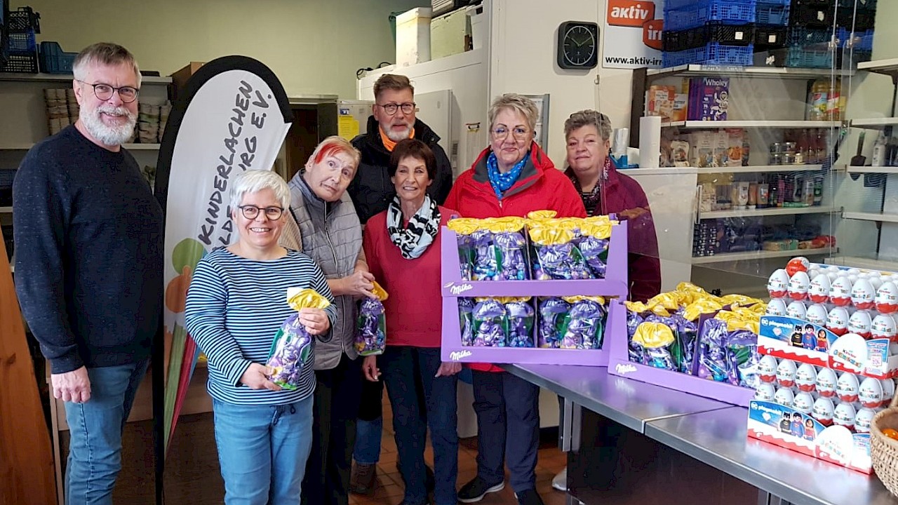 v.l. Marco und Ulrike von Kinderlachen und das Speisekammerteam April 2026