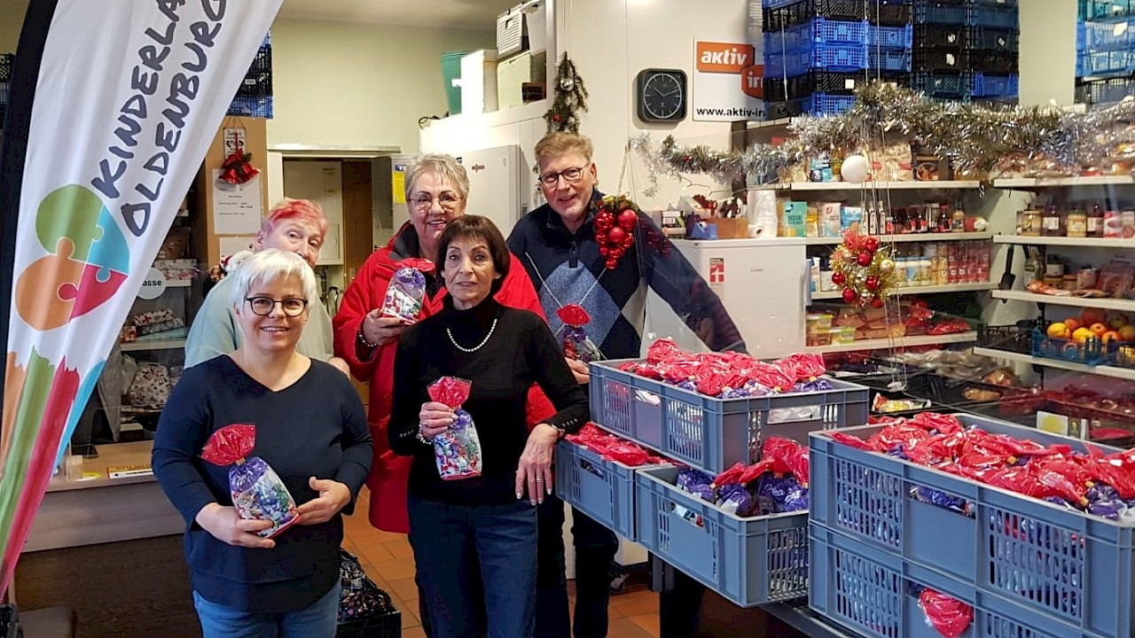 v.l. Ulrike von Kinderlachen und das Speisekammerteam Dez.2025
