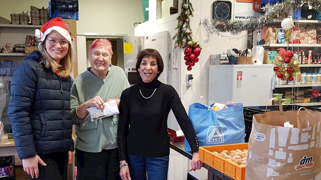 v.l. Antje Haan Förderverein Kindergarten Tungeln, Silvia Schütte u. Doris Melius von der Speisekammer 2025