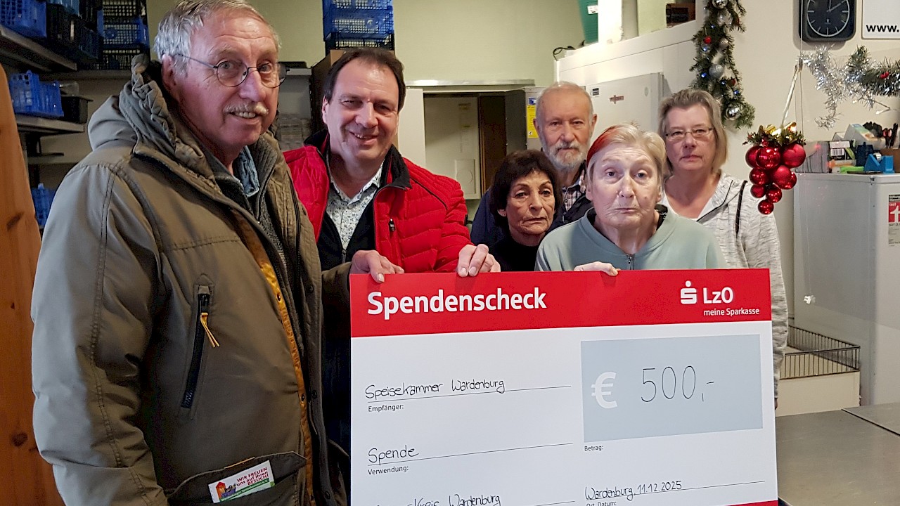 v.l. Mathias Millek und Uwe Remmers vom "Kleinen Kreis" und das Speisekammerteam.