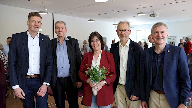 v.l.: Bürgermeister der Gemeinde Wardenburg Christoph Reents, Ehrenvorsitzender und Gründungsvorsitzender der BSH Prof. Dr. Remmer Akkermann, Vorsitzende der BSH Christiane Lehmkuhl, stellvertretender Landrat des Landkreises Cloppenburg Hermann Schröer und Landrat des Landkreises Oldenburg Dr. Christian Pundt. Nicht im Bild: Landrat des Landkreises Vechta, Tobias Gerdesmeyer.