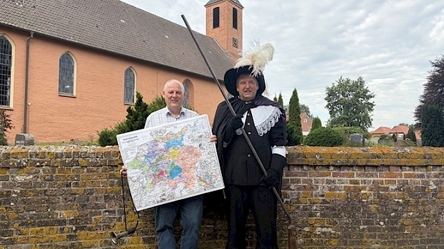 Frank Speckmann, Spender des Kostüms, und Andreas Klarmann alias Tilly im neuen Gewand.