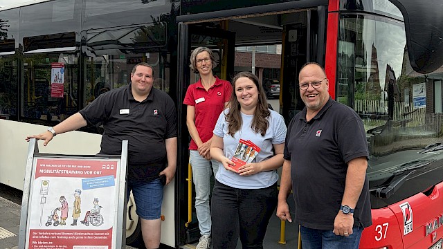 Vor Ort am „InfoBus“: Organisatoren Selina Söhnel vom Seniorenservicebüro der Gemeinde Wardenburg (2.v.r.) und Veronika Schlirf vom VBN (2.v.l.) mit weiteren Mitarbeitern der VBN.